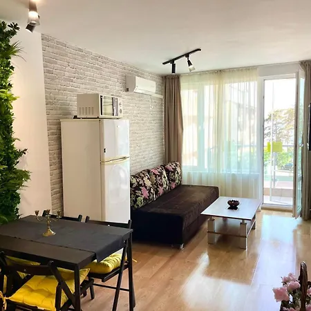 Budget Holiday First Sea Line Coast Apartment